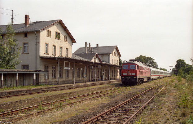 232 494 mit EC 176 in Dürrröhrsdorf Richtung Arnsdorf. 05.08.03 Foto: Archiv Kay Baldauf. 