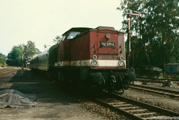 Einfahrt eines Personenzuges mit 112 331-4 aus Richtung Neustadt - diese Lok wird vielen bekannt sein: Sie befindet sich (Stand 11/2013) im aktiven Betrieb bei den Ostsächsischen Eisenbahnfreunden Löbau. Mai 1990, Foto: Archiv Roland Martini