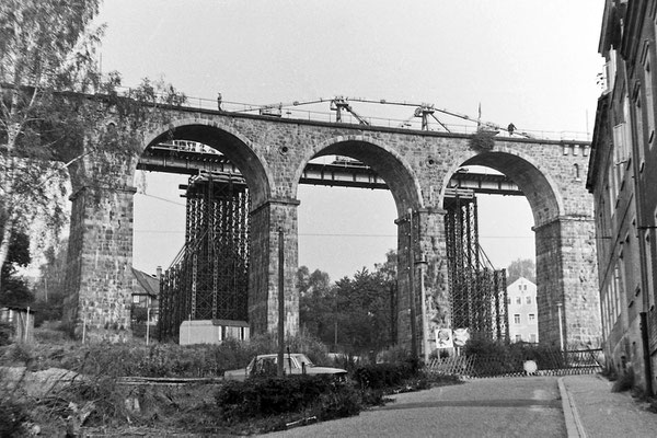 Die Behelfsbrücke ist fertig, bald hat das letzte Stündlein des schönen Steinbogenviadukts geschlagen. 