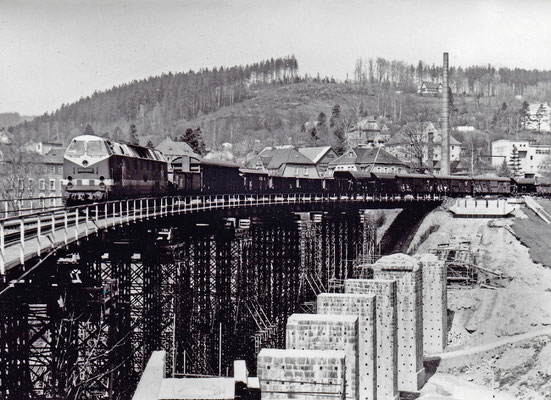 "U-Boot" 119 154-3 mit einem gemischten Güterzug hat soeben Sebnitz verlassen und rollt über die Behelfsbrücke nach Bad Schandau. 1986, Foto: Archiv Sven Kasperzek.