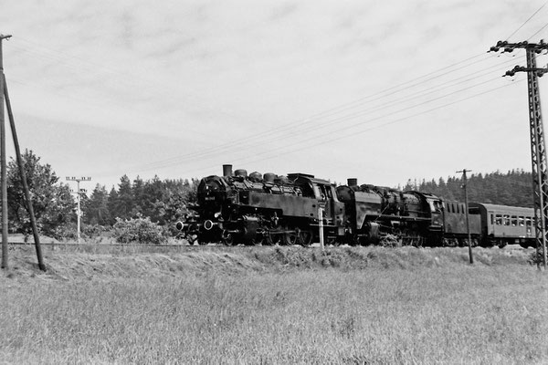 86 245 & 50 1849 mit Sonderzug am BÜ Krumhermsdorf in Richtung Neustadt.