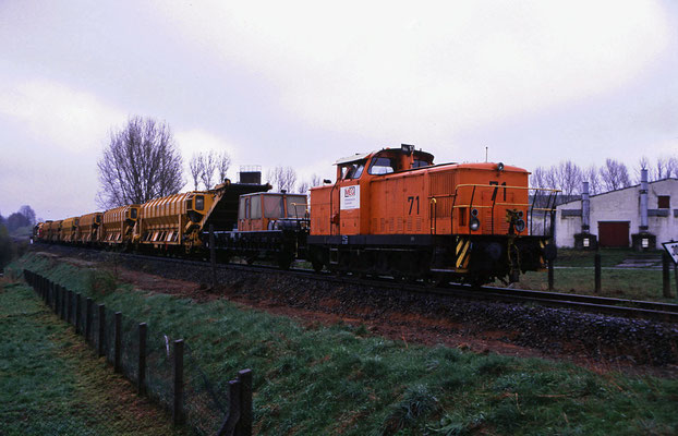 Lok Nr. 71 der Mitteldeutschen Eisenbahngesellschaft ( eine Ex V 60 der DR ) mit einem Gleisbauzug bei der Streckensanierung Neustadt-Dürrröhrsdorf hier bei Stolpen, März 1999