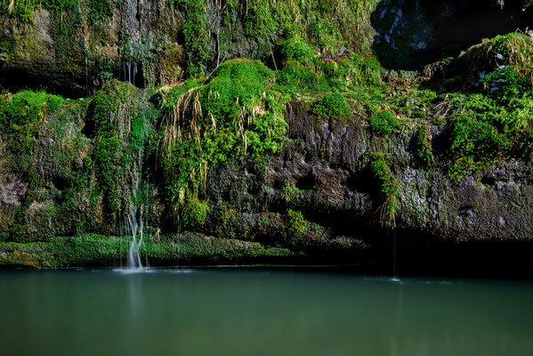 Kleine Wasserkaskaden von Schmelzwasser im Polenztal. 