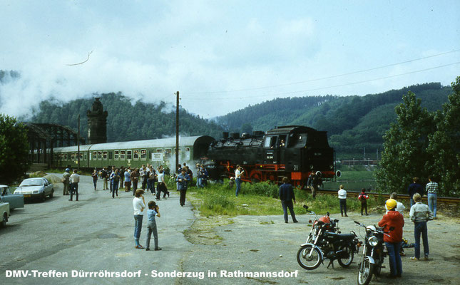 Am 16.06. 1984 veranstaltete der Deutsche Modelleisenbahnverband der DDR ein Dampfspektakel mit mehreren Dampflokomotiven verschiedener Baureihen auf den Strecken zwischen Bad Schandau-Neustadt & Pirna. Foto: Klaus Richter, www.miniaturelbtalbahn.de