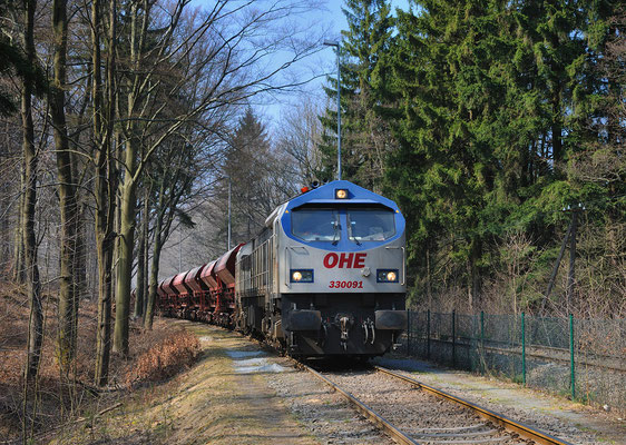 " Blue Tiger " der OHE am Schotterwerk Oberottendorf. Der Zug ist befüllt und wartet auf Ausfahrt. 30.03.2011