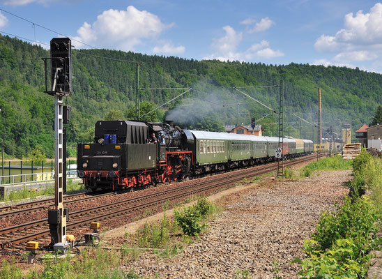 Während die Reisegäste tagsüber eine Vorstellung auf der Felsenbühne Rathen genossen ging es für 23 1019 mit dem Leerzug ins BW Dresden-Altstadt wo die Lok restauriert und für den Abend gedreht werden konnte. 23.06.12