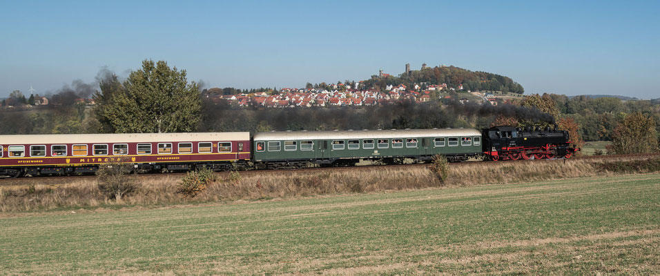 Vor der Burgkulisse von Stolpen schnauft 86 1333 in Richtung Neustadt. Foto: Klaus Schiekel, 13.10.18