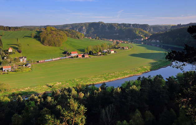 Sonnenaufgang im Elbtal bei Rathen, ein EC ist unterwegs in Richtung Decin. Im Hintergrund das Basteimassiv, April 2014.