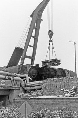 Bergung der verunglückten 52 8059 mit Hilfe eines Eisenbahndrehkrans (EDK).