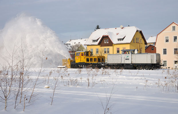 111 001 ( ex. V 100-West, Baujahr 1962, Antrieb Deutz 810kw ) mit der Schneefräse in Aktion. Neustadt, 04.01.2010