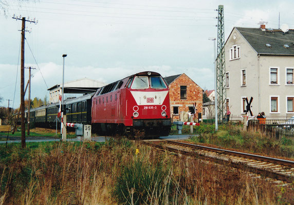 Noch ein Blick auf die nachschiebende 219 und den BÜ in Langburkersdorf, Oktober 2000, Archiv: Sven Kasperzek