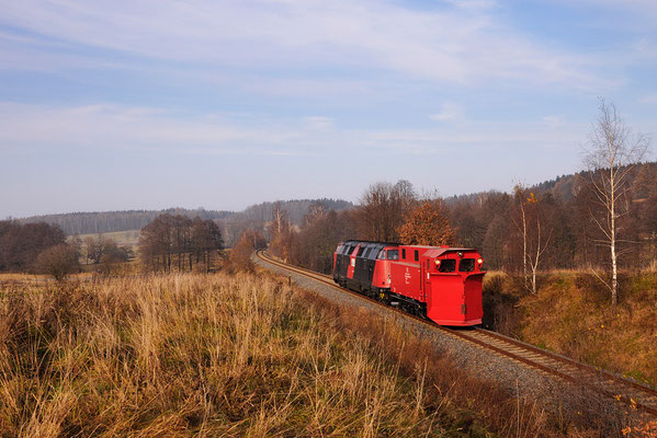 Die Fahrt führte über Bad Schandau. Hier kommt das schöne Gespann durch die Steigung von Krumhermsdorf. Der Neustädter Lokschuppen steht nun leer... 21.11.11