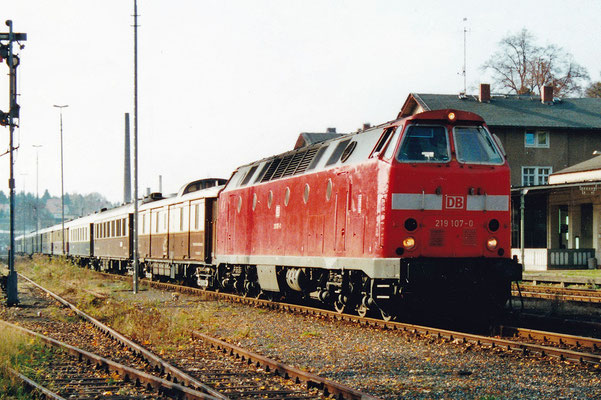 Mit zwei U-Booten und dem Rheingold unterwegs im Sebnitztal. Die Fahrt führte von Bad Schandau Richtung Bautzen. 219 107-0 & 219 035-3 waren die Zugloks. Oktober 2000, Archiv: Sven Kasperzek