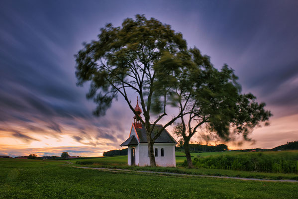 Ein Sturm peitscht Regen und Wolken regelrecht über diese kleine Kapelle nahe der Ortschaft Eggstätt.