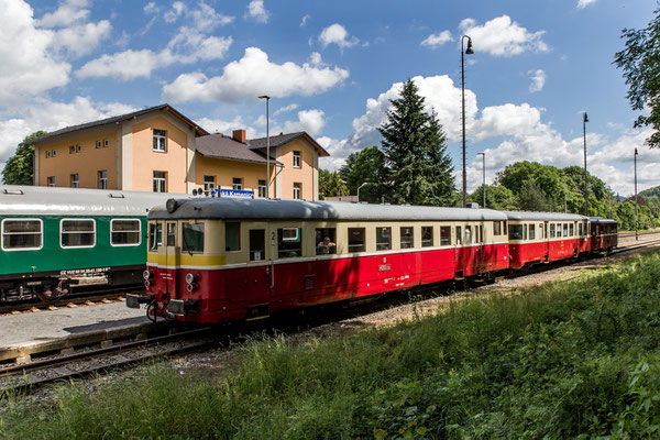 Der auf der Museumsbahn beheimatete Hurvinek M131.1301 erhielt Verstärkung durch Triebwagen M262.1183 samt Beiwagen und pendelte stündlich zwischen Ceska Kamenice & Kamenicky Senov, hier in Ceska Kamenice. 18.06.16, Foto: Jürgen Vogel