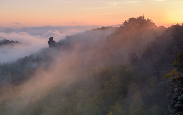 Ein traumhaft schöner Herbstmorgen. So wünscht sich das der Landschaftsfotograf. Aufgenommen vom Gohrisch, der Blick geht hinüber zur Hunskirche und Papststein. 