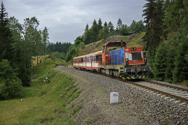 714 027-0 mit dem Ausflugszug von Decin nach Mikulášovice im Kamnitztal bei Dolní Falknov, 01.07.18