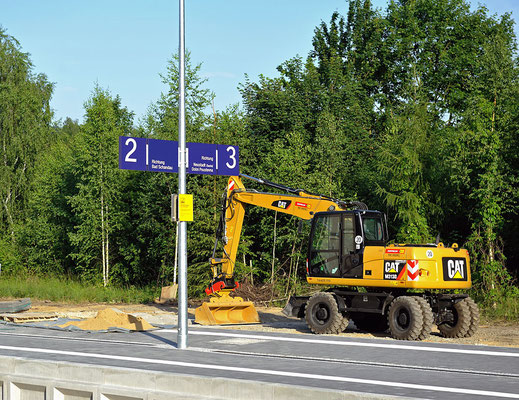 Hier ist den Planern ein Missgeschick unterlaufen. Die Beschilderung wurde seitenverkehrt hergestellt und angebracht, dies wird bis zur Eröffnung am 04.07. hoffentlich noch behoben. 10.06.2014