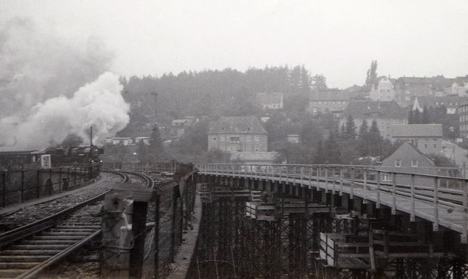 Kurz vor dem Abriss des alten Stadtviaduktes von Sebnitz, der Zugverkehr (mit BR 52 aus Bad Schandau) rollt bereits über die Behelfsbrücke. 1986, Foto: Archiv Sven Kasperzek