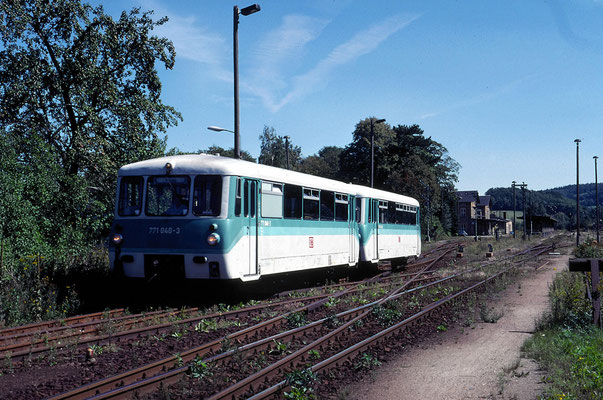 Das letzte Jahr für " Ferkeltaxe " und V 100 vor dem Traktionswechsel auf die Desiros, Ausfahrt für den VT 771 nach Pirna, Neustadt 27.08.2000, Foto: Stig Mohlin ( Stockholm )