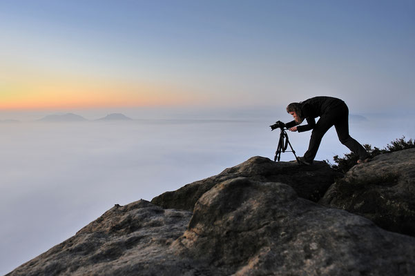 Fotografin über dem Nebelmeer auf der Suche nach einem Bildschönen Motiv ;-)