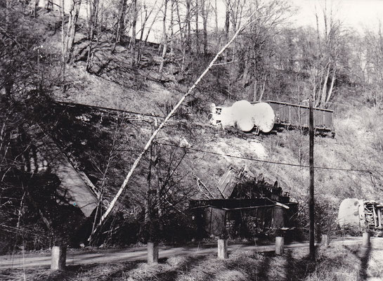 Nur sehr wenige Unfälle gab es auf der Sebnitztalbahn... einer davon geschah am 15.02.1988 als sich bei Amtshainersdorf auf Grund eines schadhaften Gleises mehrere Wagen eines Güterzuges über den Bahndamm verabschiedeten. Foto: Archiv Sven Kasperzek