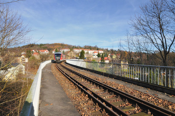 Am 14.11. konnte ich den Zugverkehr zwischen Sebnitz & Bad Schandau bei schon fast unwirklichen 16°C beobachten. RB 17123 befindet sich hier auf dem Sebnitzer Stadtviadukt Richtung Neustadt.