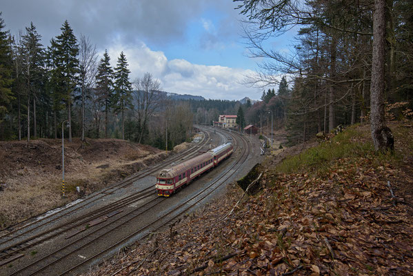 Überall an der Linie zwischen Rumburk-Decin wird gebaut, bald ist es auch hier vorbei mit der guten alten Stellwerkstechnik. Ein Baumfreischnitt bietet neue Perspektiven in den Bahnhof Jedlova, hier mit einem 854ér nach Novy Bor, 26.03.16