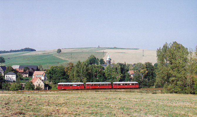 Ein defekt gewordener LVT wurde hier im Verband des P8412 abgeschleppt. Auf dem Foto befindet sich die schöne Garnitur bei Langenwolmsdorf. Juni 1994, Fotograf: Andreas W. Petrak