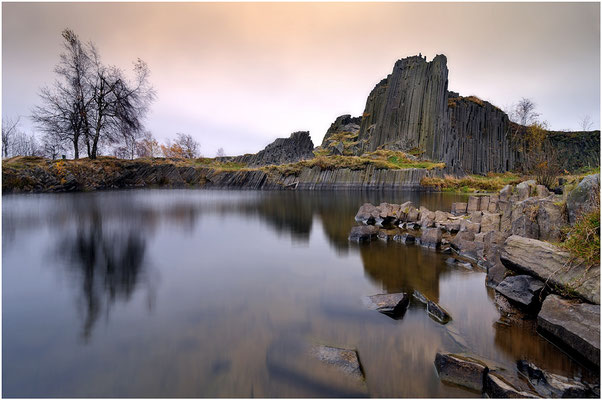 Für Natur - und Fotofreunde ein echtes Highlight. Basaltaufschlüsse dieser Art finden sich in dieser Gegend häufig, selten jedoch so ausgeprägt und frei stehend wie hier.