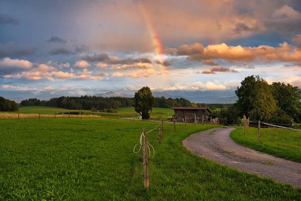 Für wenige Augenblicke gibt es noch einen kleinen Regenbogen. So viel Licht und Spektakel, Stress pur für den Fotografen ;-)