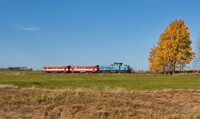 714 202-9 mit dem Deciner Touristenzug nach Rumburk bei Dolní Křečany, Oktober 2022.