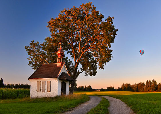 Die kleine Kapelle direkt vor der Haustür des Ferienhauses hatte es mir angetan. An diesem Abend mit schöner Zugabe durch einen Heißluftballon.