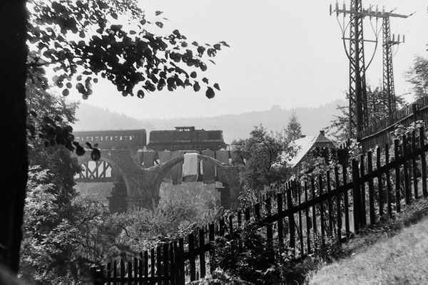 Nach der Sprengung der alten Brücke.