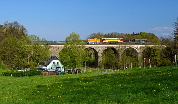 Überführung der tschechischen Gastlokomotiven 750 308 & 310 0134  durch 105 015 von Turnov nach Löbau, hier bei Großschweidnitz auf dem Höllengrundviadukt. 06.05.16 