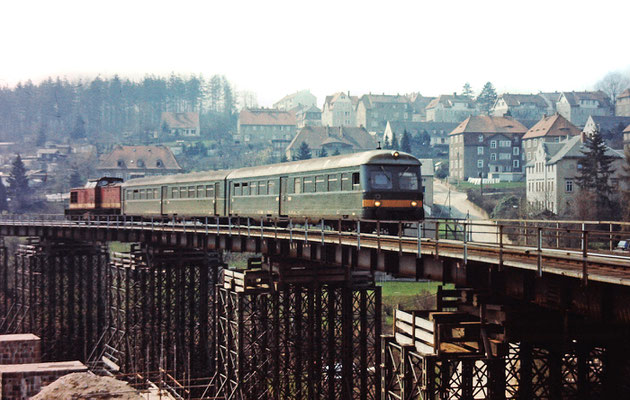 Die alten Stützpfeiler werden wieder verwendet, gesprengt wurden nur die Bögen. Auf der Behelfsbrücke ein Zug mit Leipziger Steuerwagen nach Rathmannsdorf (Sperrung / Rekonstruktion der Carolabrücke bei Bad Schandau).