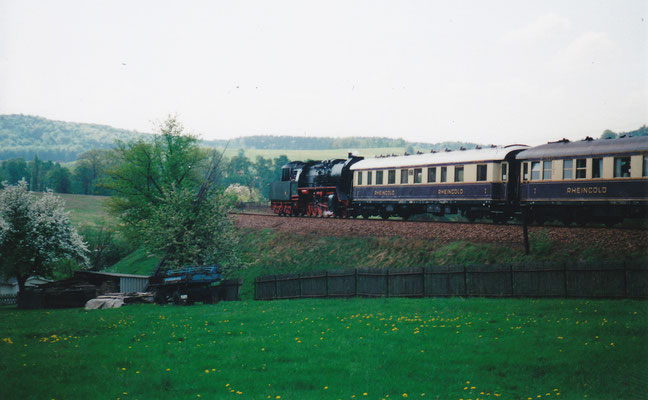 Sonderzug "Rheingold" von Bad Schandau in Richtung Bautzen mit 50 3616 an der Spitze und 50 3648 als Schublok. Hier kurz hinter Neustadt am Langburkersdorfer BÜ in Höhe Café Lehner. 04 oder 05/2000. Foto: Archiv Robert Schleusener