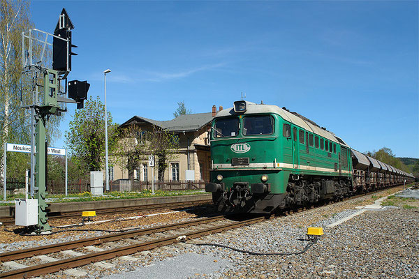 Strecke Bautzen-Neustadt: "Taigatrommel" 120 002 wartet am 16. April 2007 mit 56 Waggons im Bahnhof Neukirch (Lausitz) West) auf das Signal zur Abfahrt.  Foto: Thomas Lange