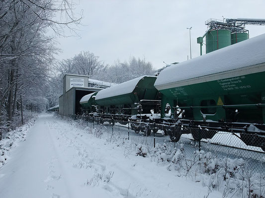 Ein Ganzzug, abgestellt im Schotterwerk Oberottendorf. Auf diesem noch erhaltenen Stück der Strecke Neustadt-Bautzen gibt es noch regelmäßige Güterzüge zum Steinbruch. 12.01.2010, Foto: Thomas Lange