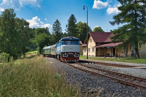 T478 2065 mit dem Lužickohorský rychlík Mikulášovice dolní nádraží - Prag bei Panský, Juli 2021.