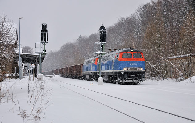 Im dichten Schneegestöber erfolgte die Ausfahrt in Richtung Dresden. Neukirch / Lausitz (West), Februar 2013.