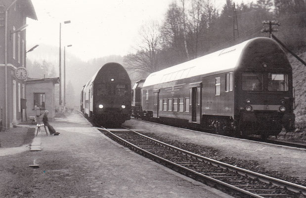 2x V100 mit Doppelstock-Steuerwagen in Ulbersdorf. 