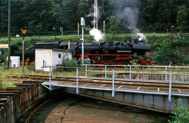 Der alte Bahnhof Bad Schandau mit noch erhaltener Drehscheibe, 52 8141-5 bei einer Pause zwischen den Pendelfahrten, Foto: Jürgen Vogel, 1996