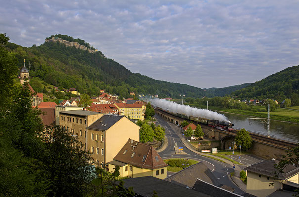 Goldene Morgenstunde in Königstein. Unterhalb der Festung dampft ein Sonderzug seinem Ziel in Tschechien entgegen. 