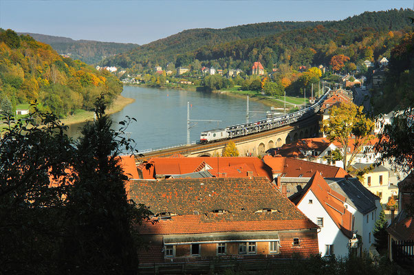 In den Herbstmonaten dringt die Sonne nur noch an wenigen Stellen ins Elbtal durch, so wie hier in Königstein. Auf der Elbtalbahn ist 285 106 mit einem Zug aus Neuwagen unterwegs nach Dresden, Oktober 2010.