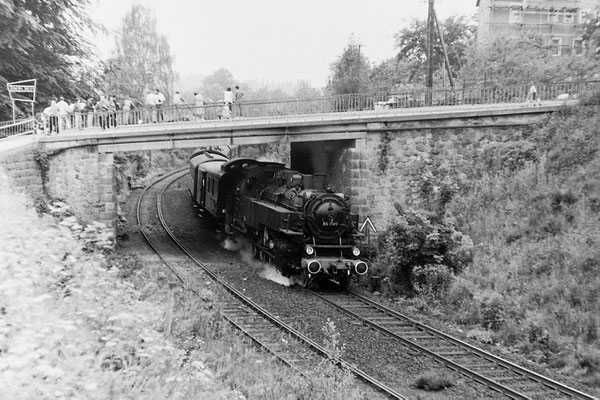 86 049 mit Sonderzug nach Neustadt / Sachsen. Links am Bildrand zu erkennen das Firmenschild der Sebnitzer Feinchemie. 