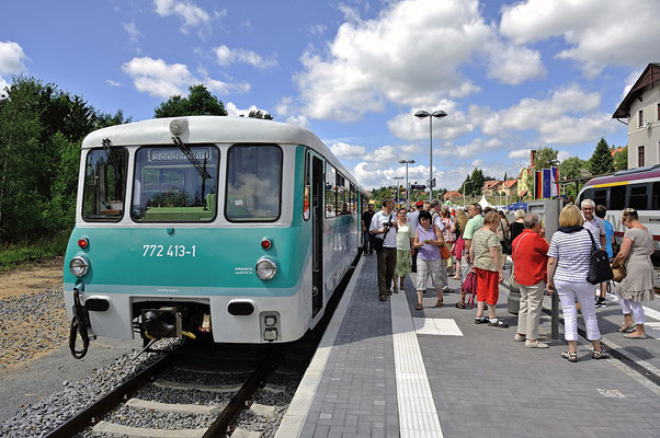 Ferkeltaxi im Bahnhof Sebnitz, die Sonderzüge waren stets voll besetzt und für nur einen Euro pro Fahrt sehr begehrt. Schnell musste man sein, wollte man einen Sitzplatz ergattern...