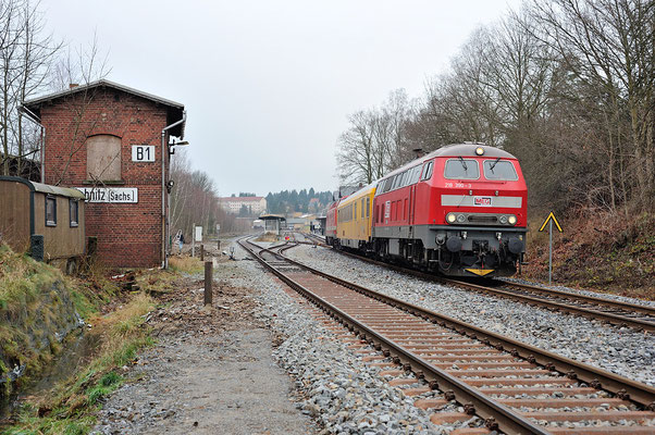 218 390-3 an der Ausfahrt Richtung Neustadt, 11.12.2013