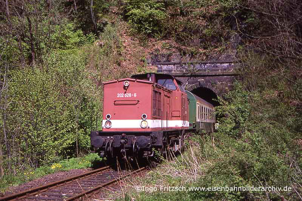 202 528 mit Regionalbahn Bad Schandau-Bautzen bei Rathmannsdorf. 05.05.1999 Foto: Ingo Fritzsch