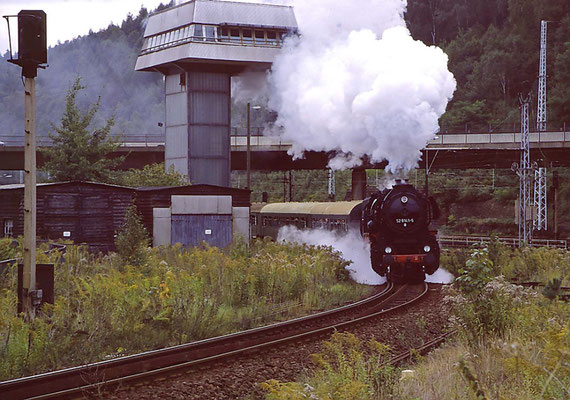 Ein Bild mit viel Historischem: Den Bahnhof Bad Schandau mit Stellwerk gibt es so heute nicht mehr, 52 8141-5 der OSEF ist nicht Betriebsfähig abgestellt, 1996